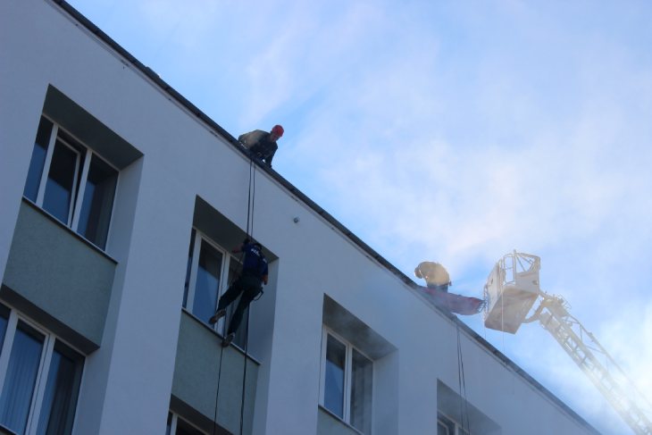 Сотрудники МЧС в Кобрине ликвидировали условный пожар и спасли людей из административного здания