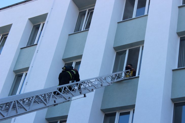 Сотрудники МЧС в Кобрине ликвидировали условный пожар и спасли людей из административного здания