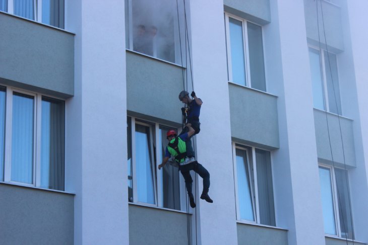Сотрудники МЧС в Кобрине ликвидировали условный пожар и спасли людей из административного здания