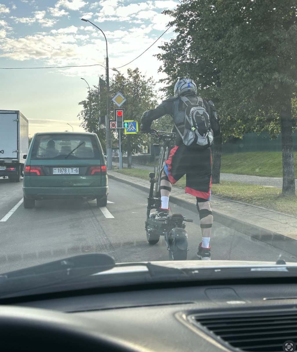 Белорус ездит на самокате по дорогам: «Если останавливает ГАИ — плачу штраф»