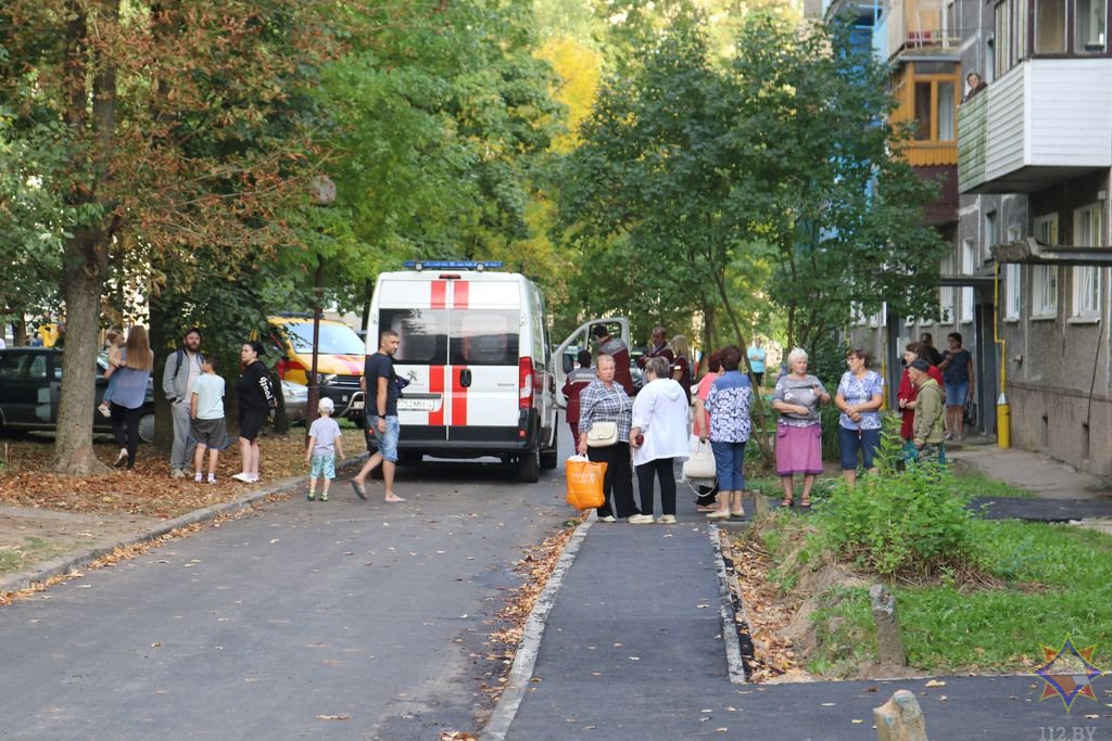На пожаре в Гродно погиб ребенок, работники МЧС спасли его мать