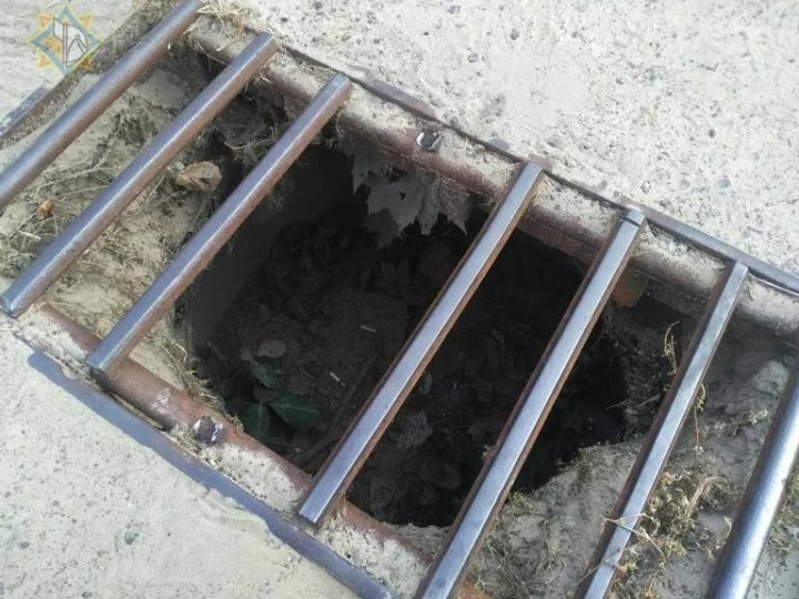 Ребенок провалился ногой в «ливневку» при выходе из авто и получил травму