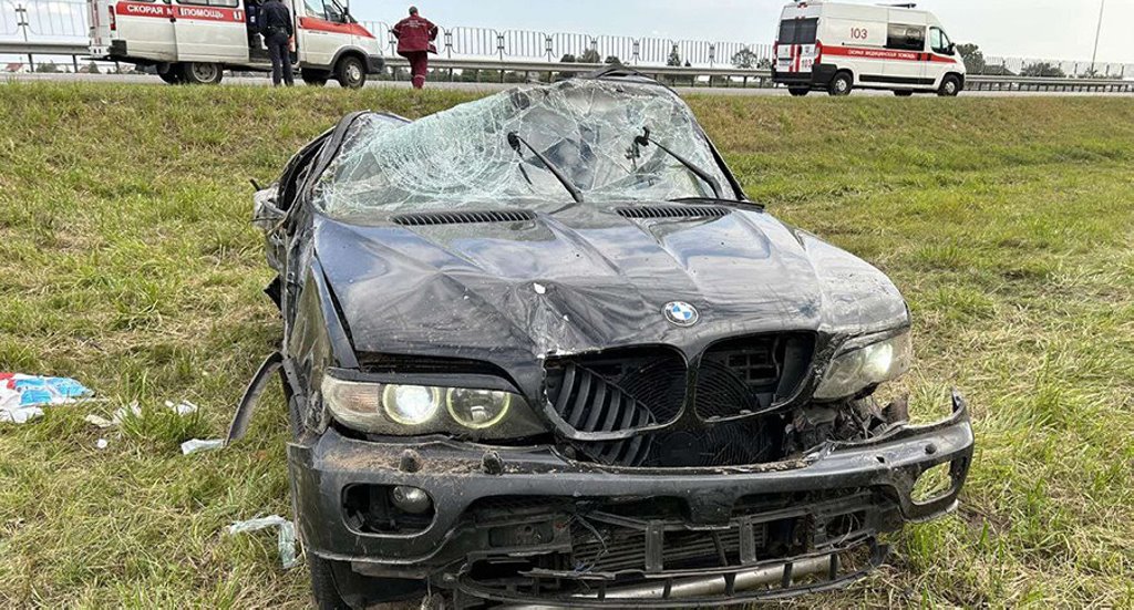 На трассе Минск — Микашевичи опрокинулся BMW X5, пострадали двое взрослых и ребенок