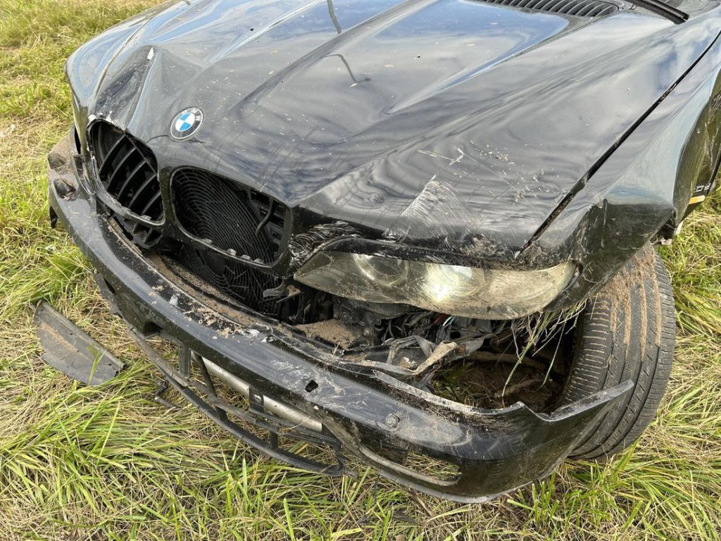 На трассе Минск — Микашевичи опрокинулся BMW X5, пострадали двое взрослых и ребенок