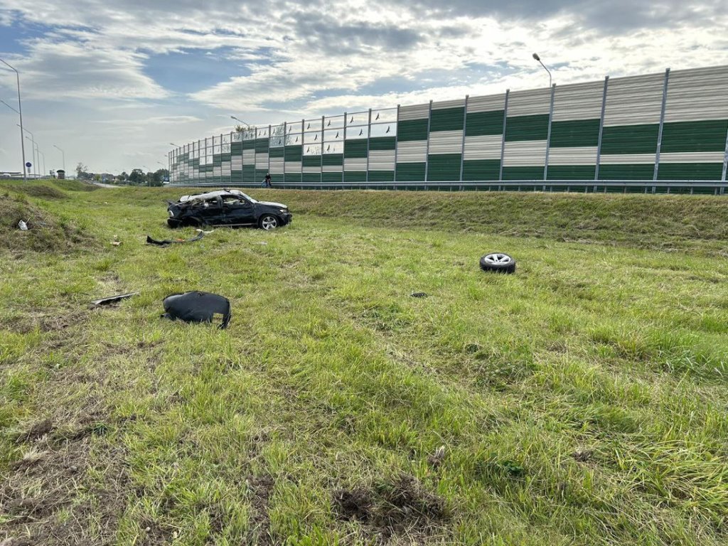 На трассе Минск — Микашевичи опрокинулся BMW X5, пострадали двое взрослых и ребенок