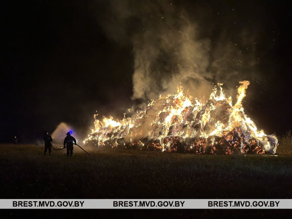 55-летнюю женщину подозревают в поджоге 150 тонн соломы в Кобринском районе