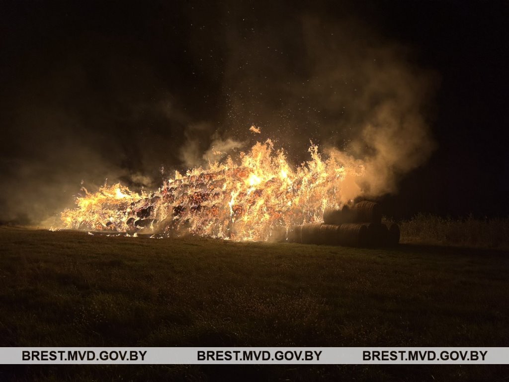 55-летнюю женщину подозревают в поджоге 150 тонн соломы в Кобринском районе