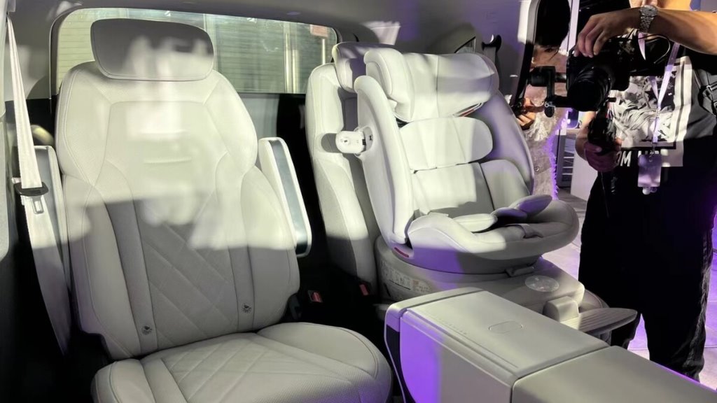 В продаже появилась машина специально для молодых мам. Вот сколько она стоит