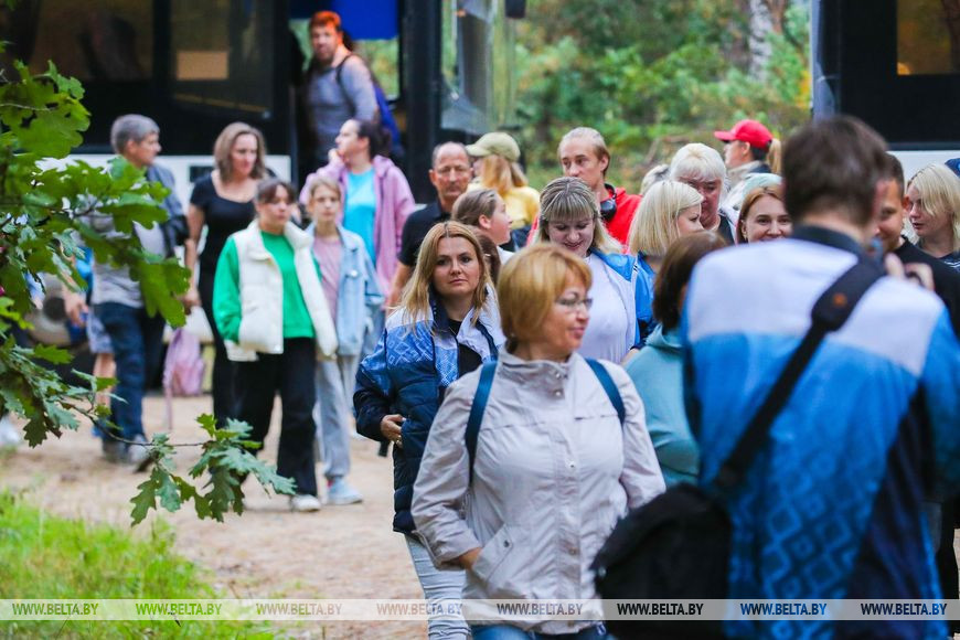 Туристов позвали послушать музыку осенней Беловежской пущи. Как это было