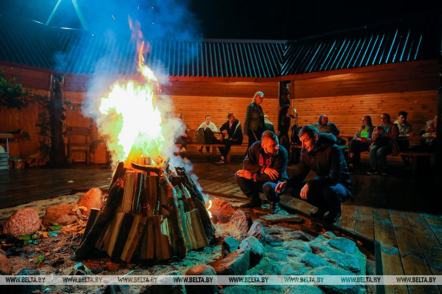 Туристов позвали послушать музыку осенней Беловежской пущи. Как это было