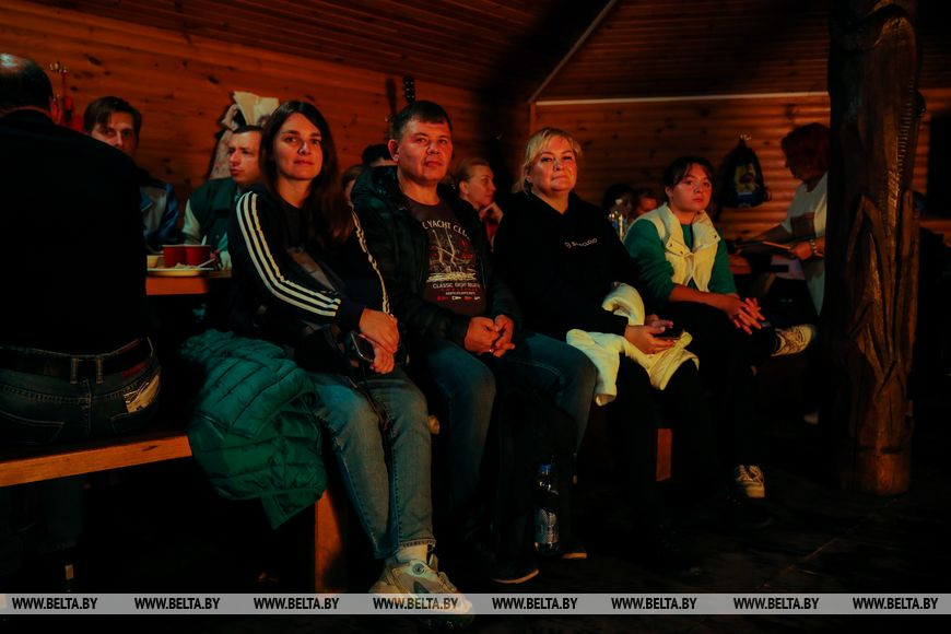 Туристов позвали послушать музыку осенней Беловежской пущи. Как это было