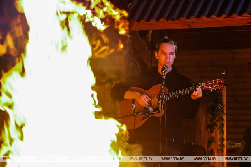 Туристов позвали послушать музыку осенней Беловежской пущи. Как это было