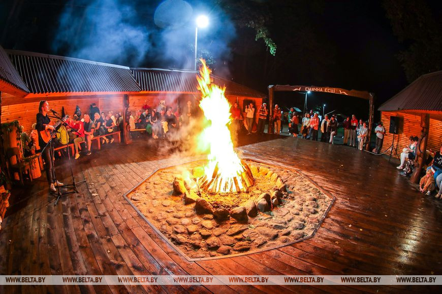 Туристов позвали послушать музыку осенней Беловежской пущи. Как это было