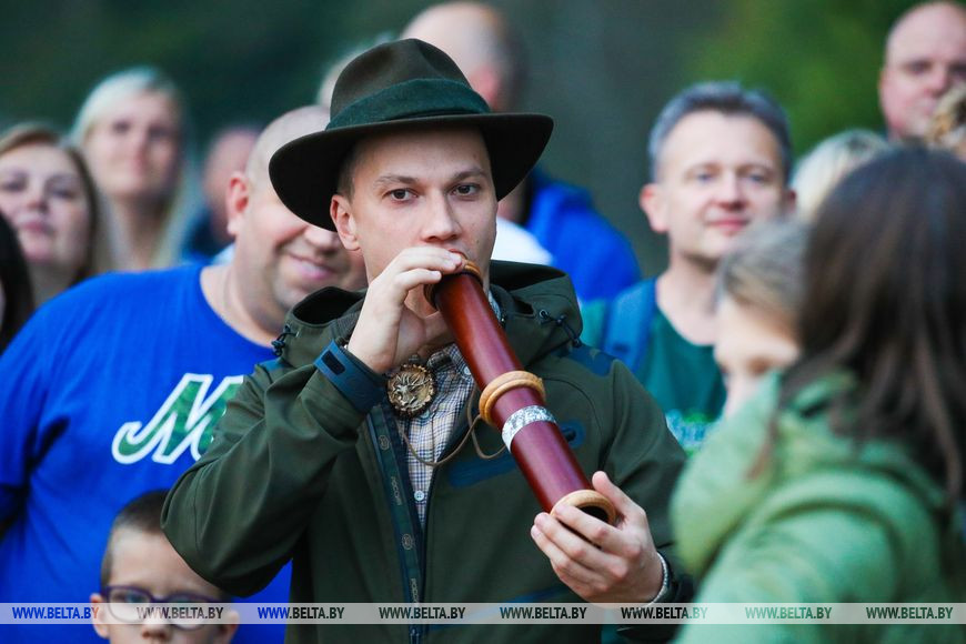 Туристов позвали послушать музыку осенней Беловежской пущи. Как это было