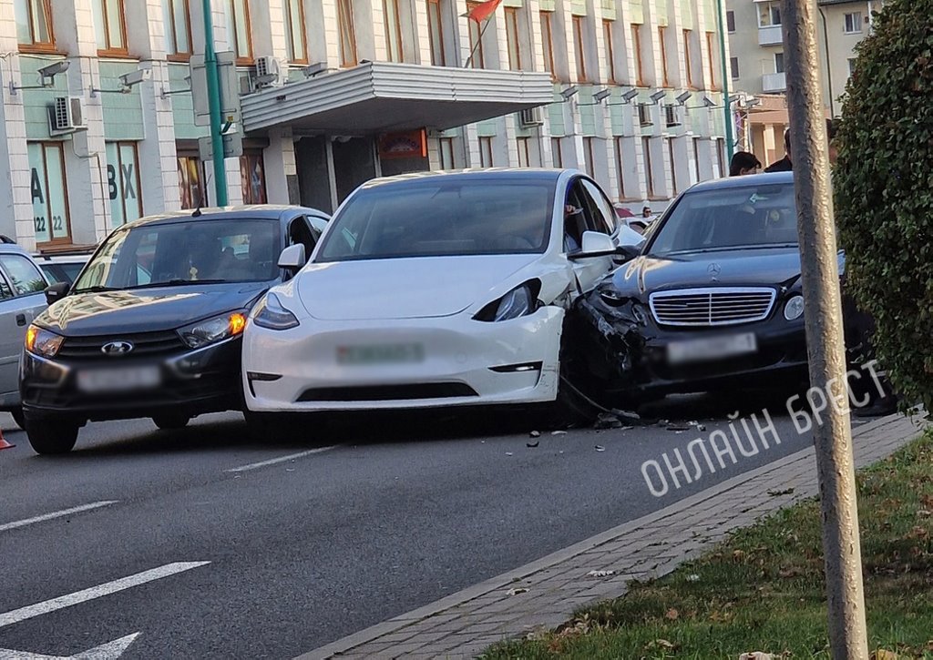 Как в Бресте Tesla попала в ДТП? Стали известны подробности