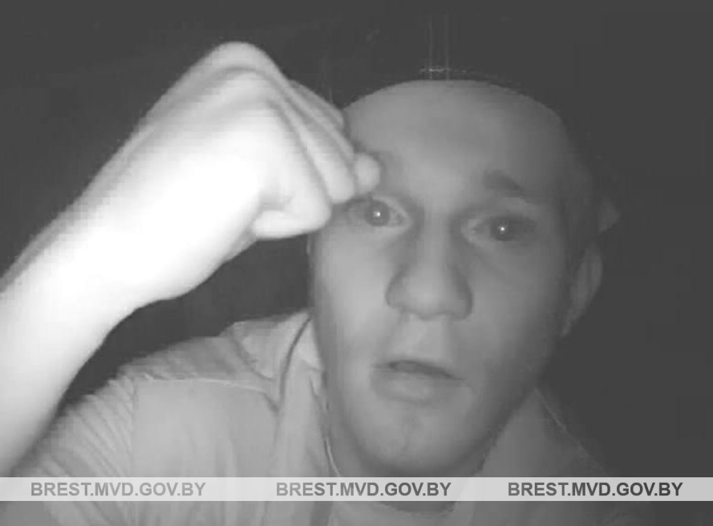 В Бресте милиция устанавливает личности парней. Смотрите фото