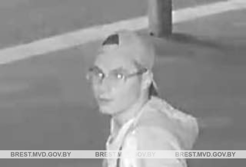 В Бресте милиция устанавливает личности парней. Смотрите фото
