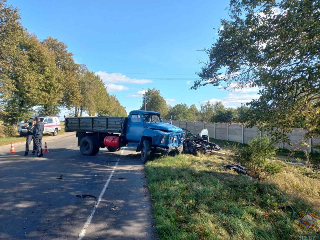 Страшная авария в Барановичском районе: появилось видео, как спасали пассажира BMW