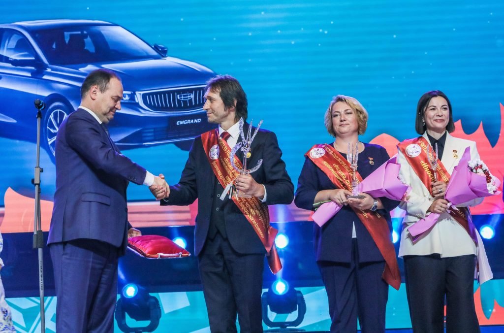 Кто стал «Учителем года-2023» и получил в подарок автомобиль?