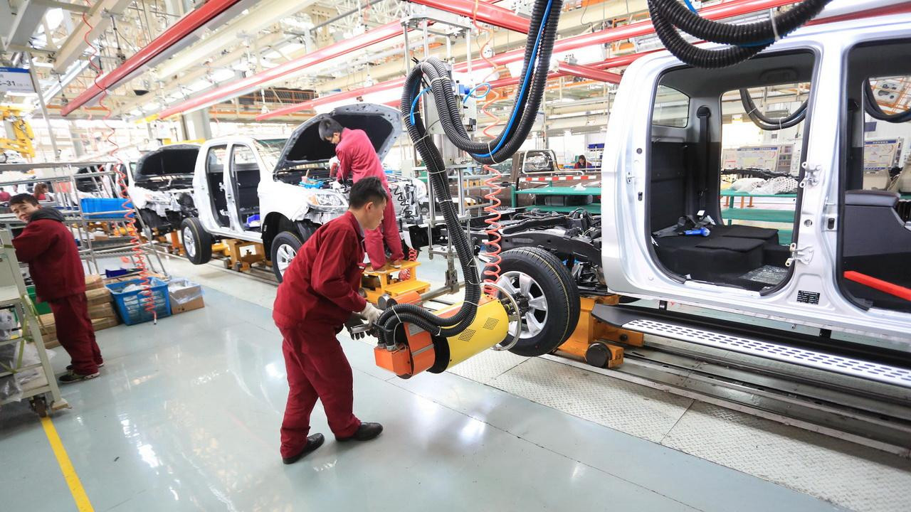 На это стоит посмотреть: вот как в Китае собирают пикапы для Беларуси