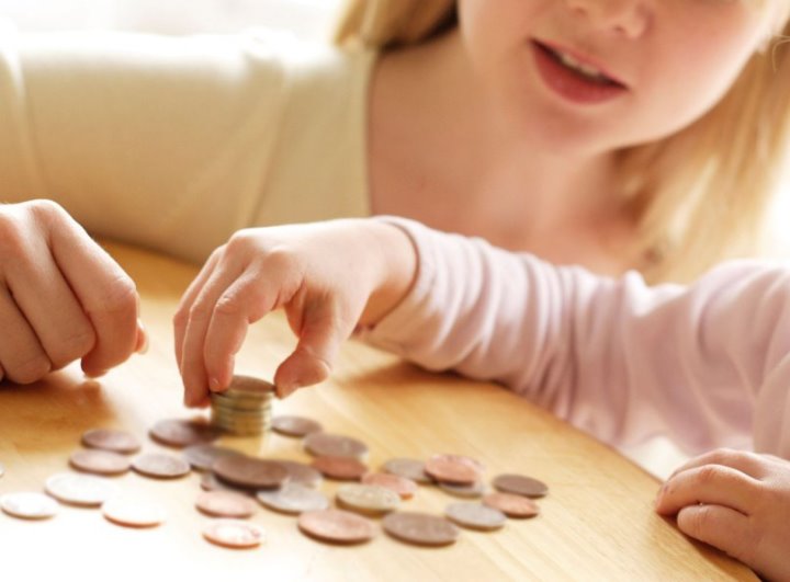 Карманные деньги: сколько дают, а кто зарабатывает их сам? Поговорили с белорусами, живущими в городе и деревне