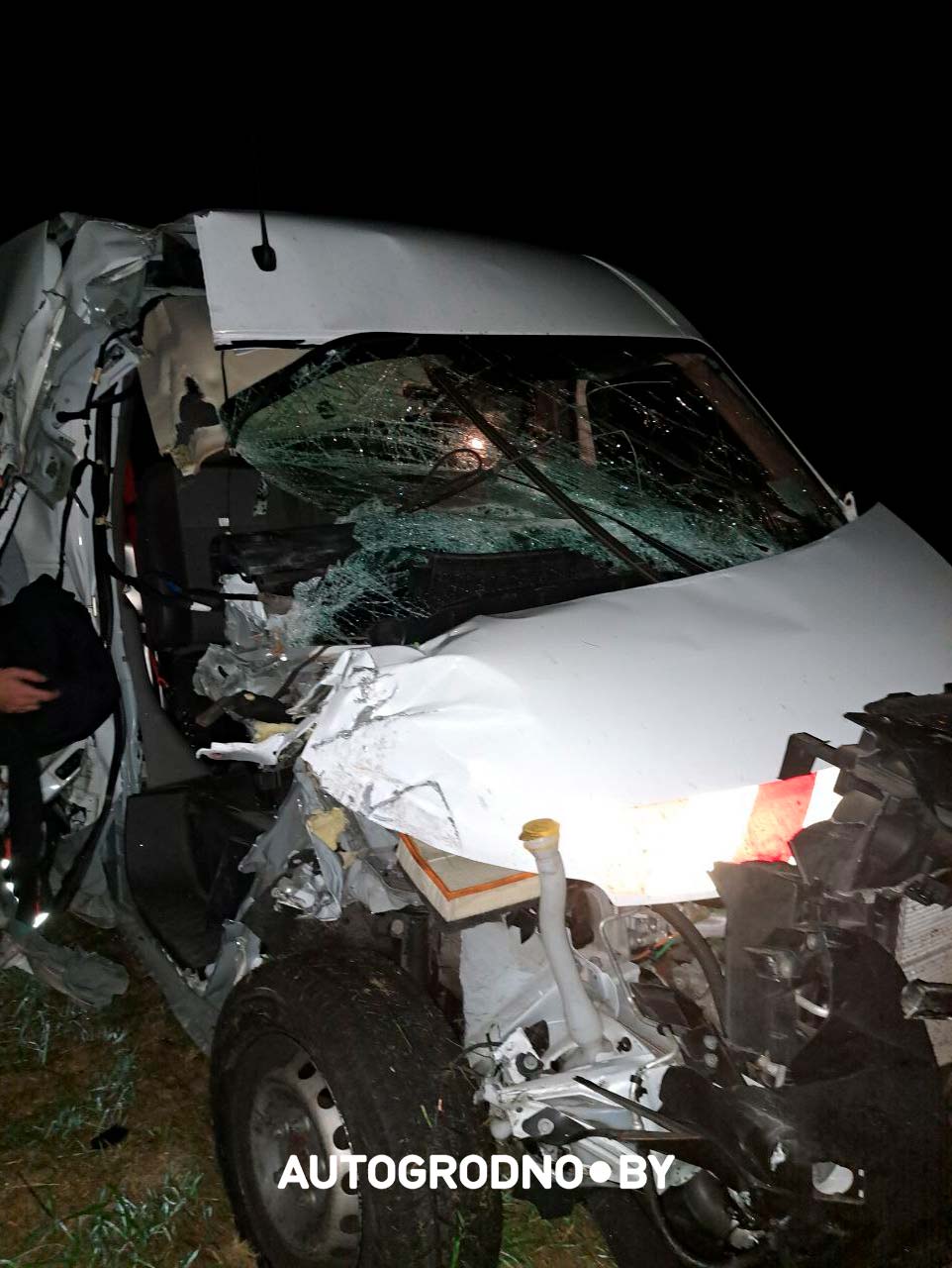 В семейный экипаж белорусских дальнобойщиков жестко врезался француз под Парижем