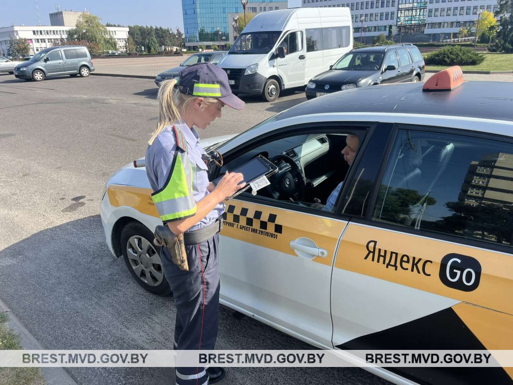 В Бресте сотрудники ГАИ останавливали маршрутки и такси