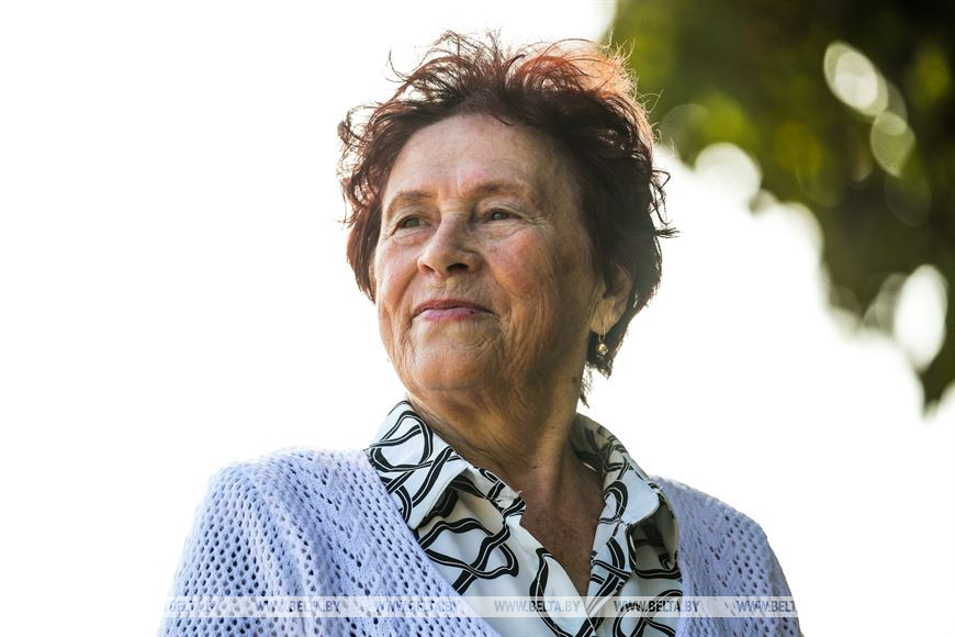 Пинчанка в 82 года садится на шпагат и с легкостью серфит в TikTok