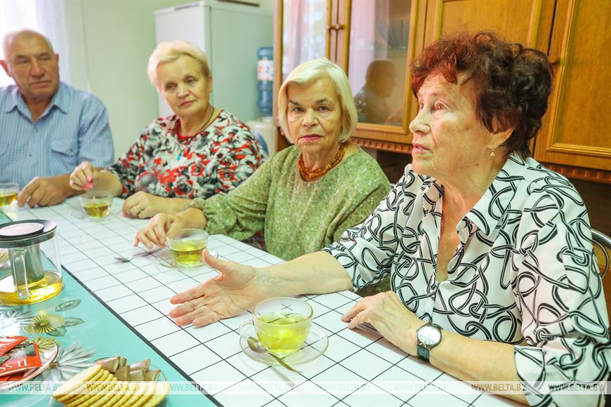 Пинчанка в 82 года садится на шпагат и с легкостью серфит в TikTok