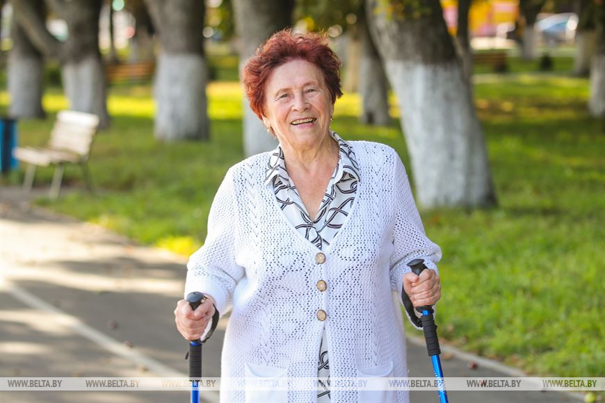 Пинчанка в 82 года садится на шпагат и с легкостью серфит в TikTok