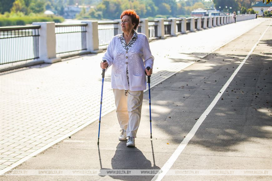 Пинчанка в 82 года садится на шпагат и с легкостью серфит в TikTok