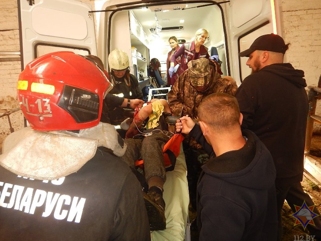 В полоцком районе спасатели достали молодого человека, зажатого в кормораздаточном прицепе