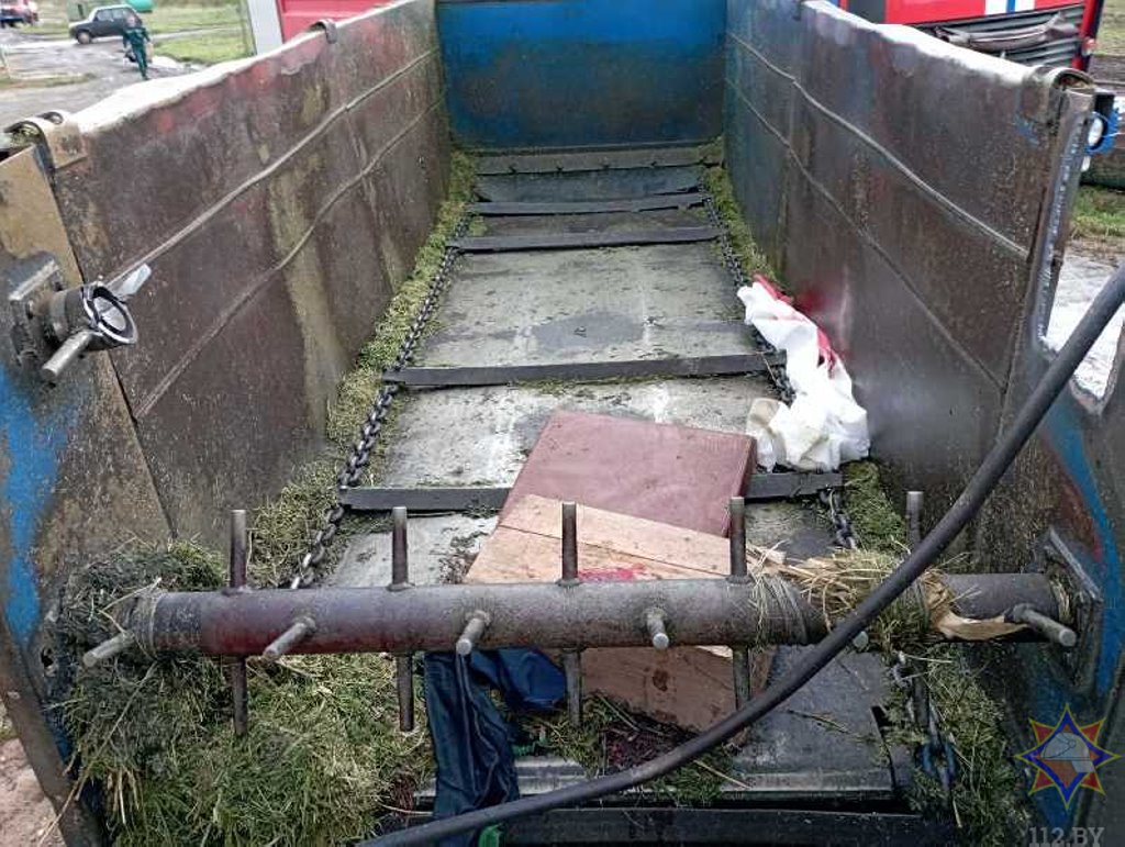 В полоцком районе спасатели достали молодого человека, зажатого в кормораздаточном прицепе