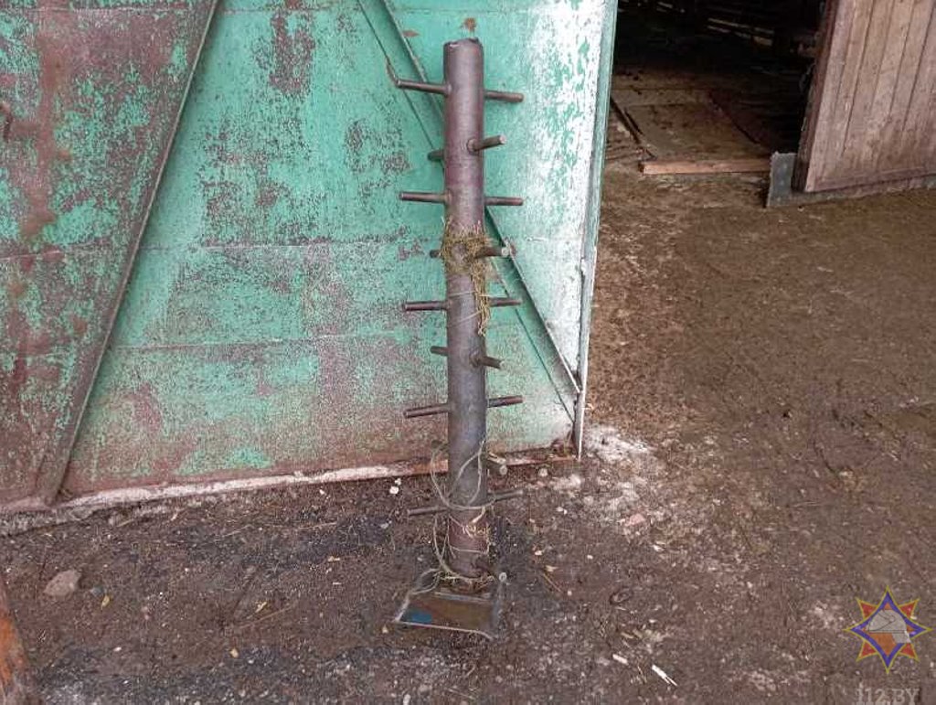 В полоцком районе спасатели достали молодого человека, зажатого в кормораздаточном прицепе