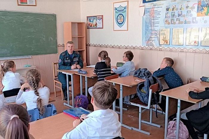 В средней школе деревни Тельмы с нового учебного года открылся профильный класс МЧС
