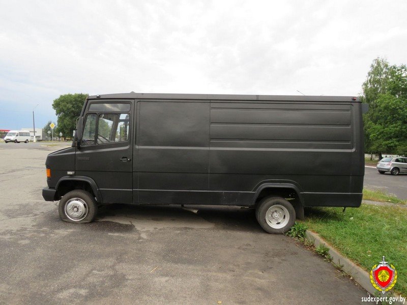 Борец с «неправильной парковкой» порезал шины 11 автомобилей