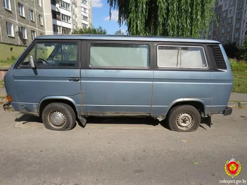 Борец с «неправильной парковкой» порезал шины 11 автомобилей