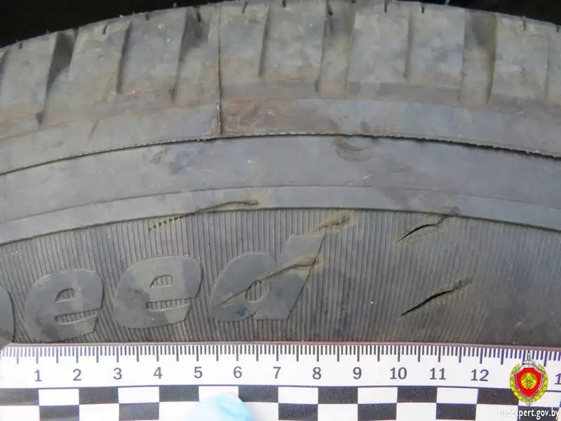 Борец с «неправильной парковкой» порезал шины 11 автомобилей