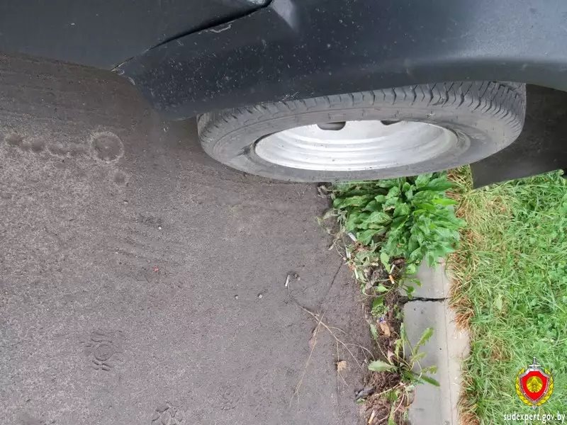 Борец с «неправильной парковкой» порезал шины 11 автомобилей