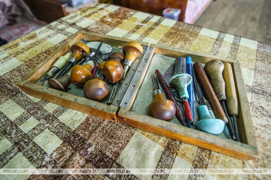 Мастер из Каменецкого района создал более 300 деревянных скульптур