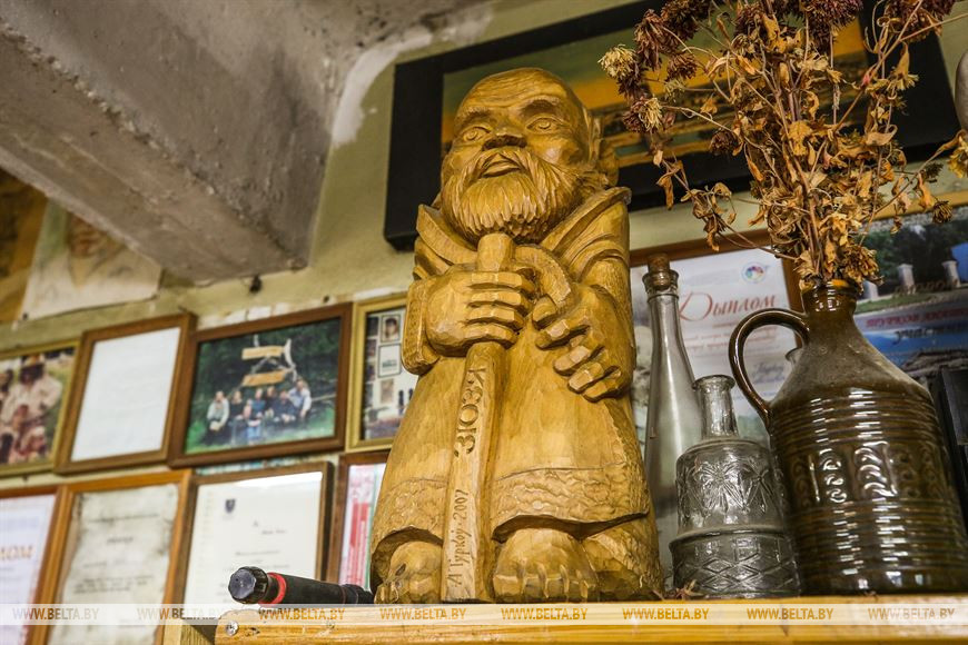 Мастер из Каменецкого района создал более 300 деревянных скульптур