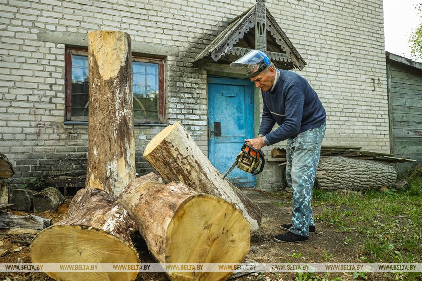 Мастер из Каменецкого района создал более 300 деревянных скульптур