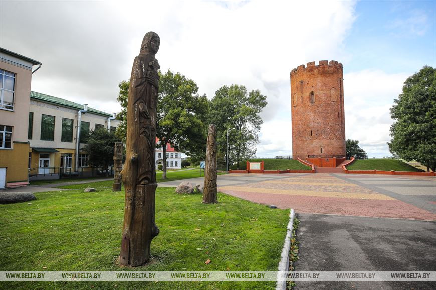 Мастер из Каменецкого района создал более 300 деревянных скульптур