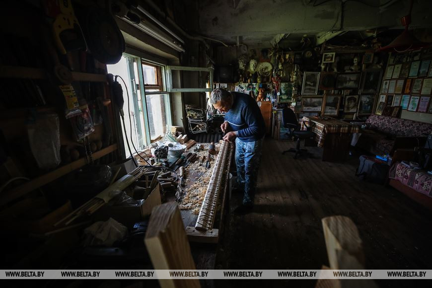 Мастер из Каменецкого района создал более 300 деревянных скульптур