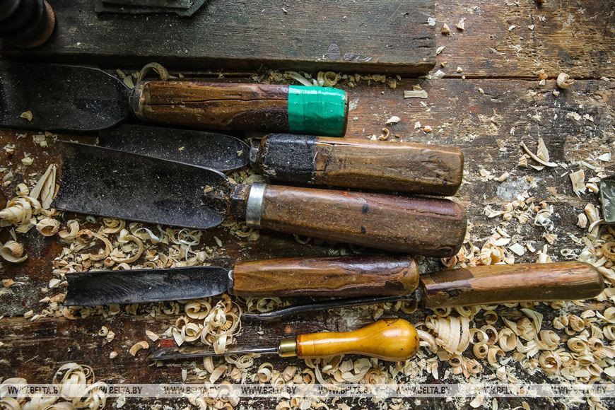 Мастер из Каменецкого района создал более 300 деревянных скульптур