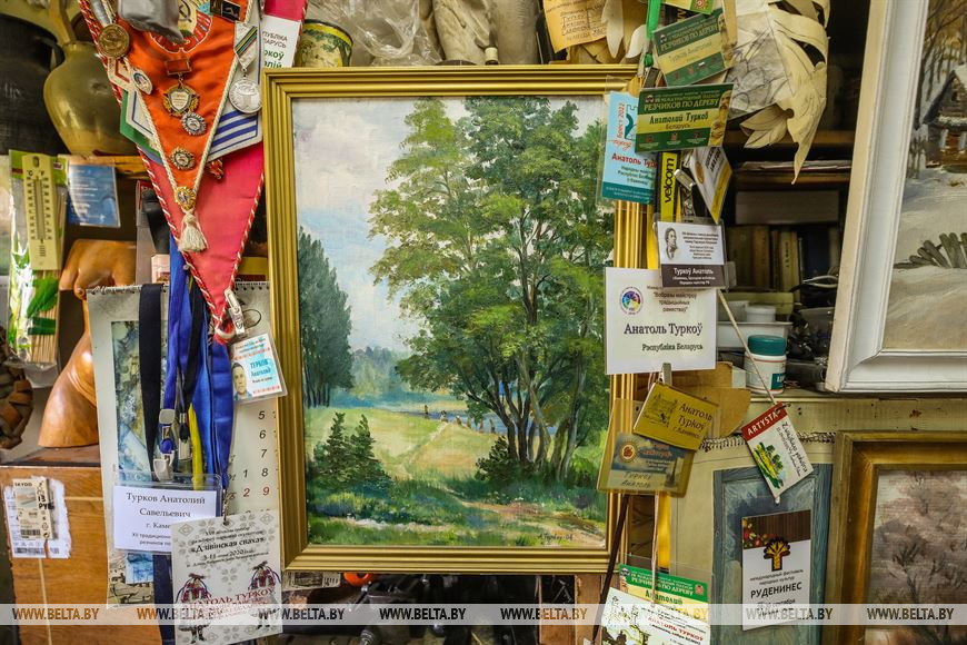 Мастер из Каменецкого района создал более 300 деревянных скульптур