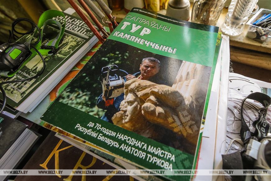 Мастер из Каменецкого района создал более 300 деревянных скульптур