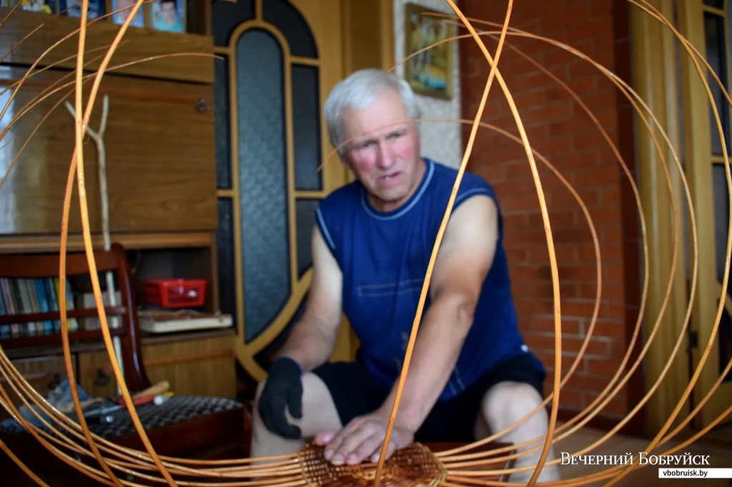 «Лисичек сдавали на 800 рублей, черники – на 1000, корзин продали на 3 тысячи». Как семья подрабатывает на дарах природы