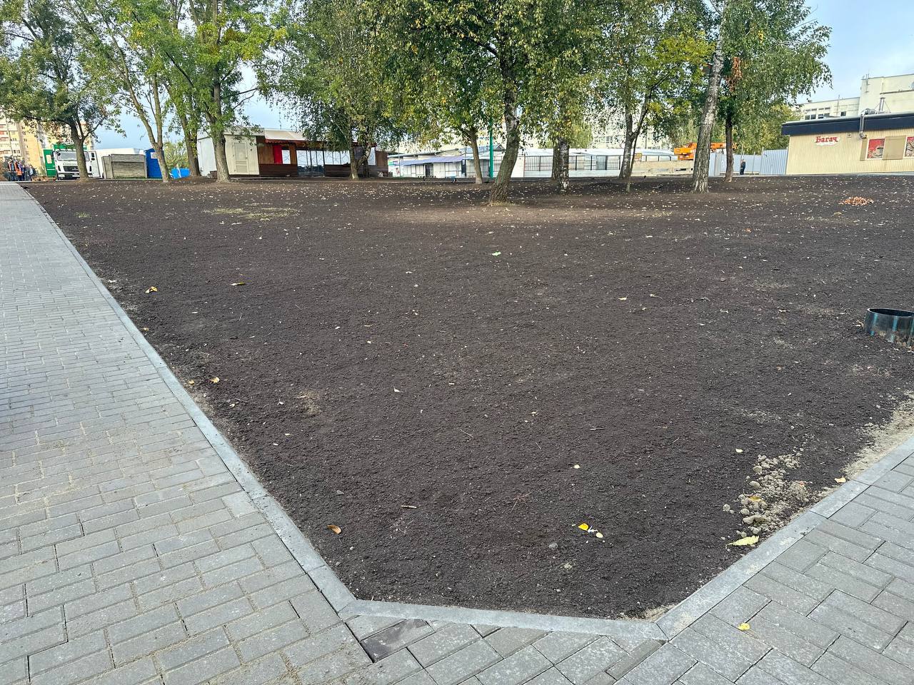В Бресте завершают работы по обустройству новых дорожек в районе Набережной (за ЦУМом)