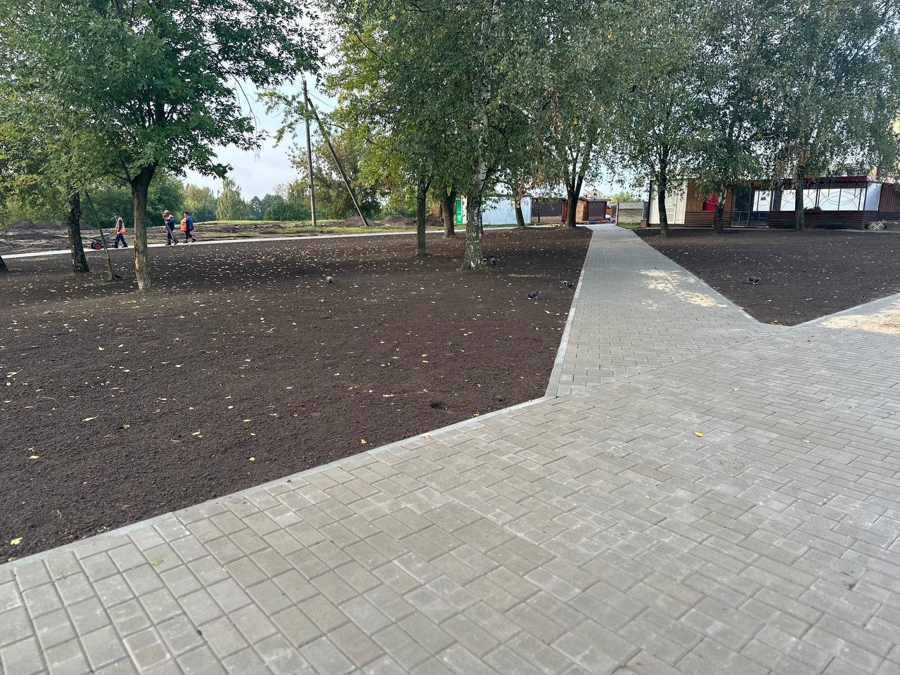 В Бресте завершают работы по обустройству новых дорожек в районе Набережной (за ЦУМом)
